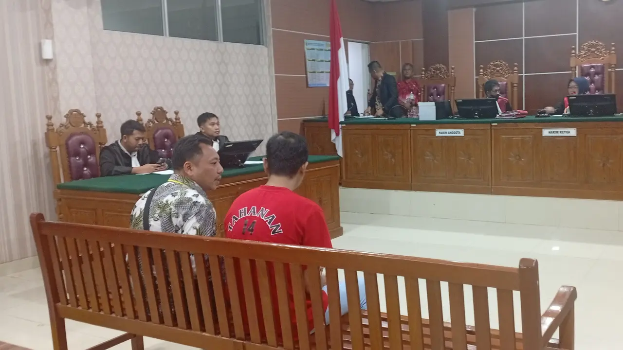 Terdakwa warga negara Thailand, Teerapong Lekpradub, yang merupakan anak buah kapal (ABK) kapal Sea Dragon Tarawa, divonis 17 tahun penjara oleh majelis hakim Pengadilan Negeri Batam dalam perkara penyelundupan narkotika jenis sabu hampir dua ton.