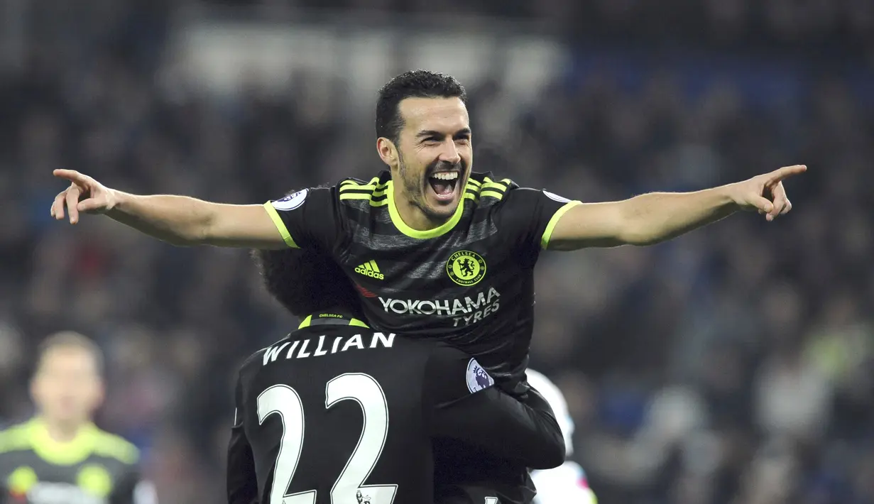 Pemain Chelsea, Pedro mencetak satu gol saat The Blues berjumpa Leicester City pada laga Premier League di King Power Stadium, Leicester, Sabtu (14/1/2017). Chelsea menang 3-0.  (AP/Rui Vieira)