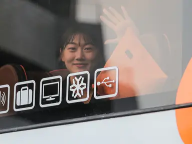 Pevoli Red Sparks, An Ye-rim melambaikan tangan di dalam bus saat meninggalkan acara penyambutan jelang laga Fun Volleyball melawan Indonesia All Star di Kemenpora, Senayan, Jakarta, Rabu (17/04/2024). (Bola.com/Bagaskara Lazuardi)
