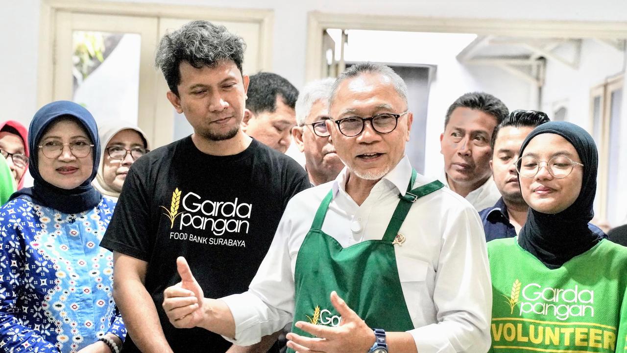 Menteri Koordinator (Menko) Bidang Pangan Zulkifli Hasan (Zulhas) saat mengunjungi Kantor Garda Pangan di Surabaya, Jawa Timur, Minggu (9/2/2025).