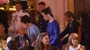 Katy Perry dan ibunya, Mary Perry Hudson (kiri), menghadiri acara makan malam Special Olympics di Gedung Putih, Washington, Kamis (31/7/14). (AFP PHOTO/Mandel NGAN)