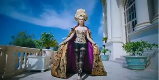 Penampilan Agnez Mo selalu membuat decak kagum para penggemarnya. Belum lama ini, Agnez Mo yang menetap di California, Amerika Serikat, tampil cantik dengan balutan kebaya dengan sentuhan modern. (Instagram/agnezmo)