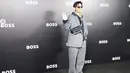 <p>Tas Boss dengan siluet belt bag menyempurnakan tampilan Lee Min Ho yang menyiratkan sentuhan sporty. [Foto: Instagram/ Lee Min Ho]</p>