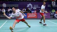 Ganda putra Indonesia, Fajar Alfian/Muhammad Rian Ardianto mengembalikan kok ke arah pemain China Zhang Nan/Liu Cheng pada final Beregu Putra Asian Games 2018 di Istora Kompleks GBK, Rabu (22/8). Indonesia kalah 1-3. (Liputan6.com/Helmi Fithriansyah)