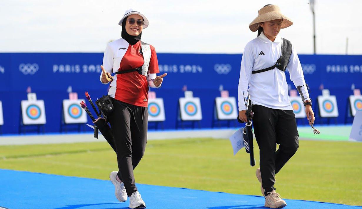 <p>Atlet panahan putri Indonesia, Diananda Choirunnisa (kiri) usai berlomba dalam rangkaian kualifikasi cabor panahan Olimpiade Paris 2024 di Invalides Arena, Paris, Kamis (25/7/2024). Di nomor individual, Diananda Choirunnisa meraih peringkat terbaik di posisi ke-6 dengan memgumpulkan total 670 poin. (Dok. NOC Indonesia)</p>