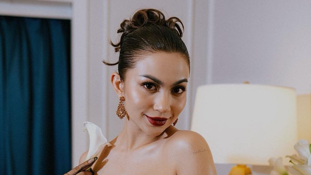 Dari Jawa hingga Papua, Ini Pilihan Outfit Elegan ala Ariel Tatum yang Kaya Budaya