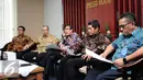 Menteri Hukum dan HAM Yasonna Laoly (ketiga kiri) menyampaikan keterangan terkait hasil verifikasi partai poltik untuk memperoleh status badan hukum di Jakarta, Jumat (7/10). PSI menjadi parpol yang lolos verifikasi. (Liputan6.com/Helmi Fithriansyah)