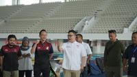 NOC Indonesia menyambangi pelatnas fin swimming atau selam di&nbsp;Aquatic Stadium GBK, Senin (13/3/2023). (Dok. NOC Indonesia)