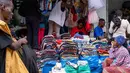 Meskipun tidak ada angka resmi yang tersedia, Asosiasi Pedagang Pakaian dan Sepatu Bekas Uganda memperkirakan 16 juta orang - satu dari tiga orang Uganda - mengenakan pakaian bekas. (BADRU KATUMBA / AFP)