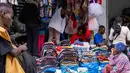 Meskipun tidak ada angka resmi yang tersedia, Asosiasi Pedagang Pakaian dan Sepatu Bekas Uganda memperkirakan 16 juta orang - satu dari tiga orang Uganda - mengenakan pakaian bekas. (BADRU KATUMBA / AFP)