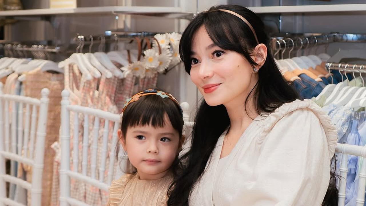 Gemas, Momen Chloe Anak Asmirandah Touch Up Pakai Lipstik Setelah Selesai Makan