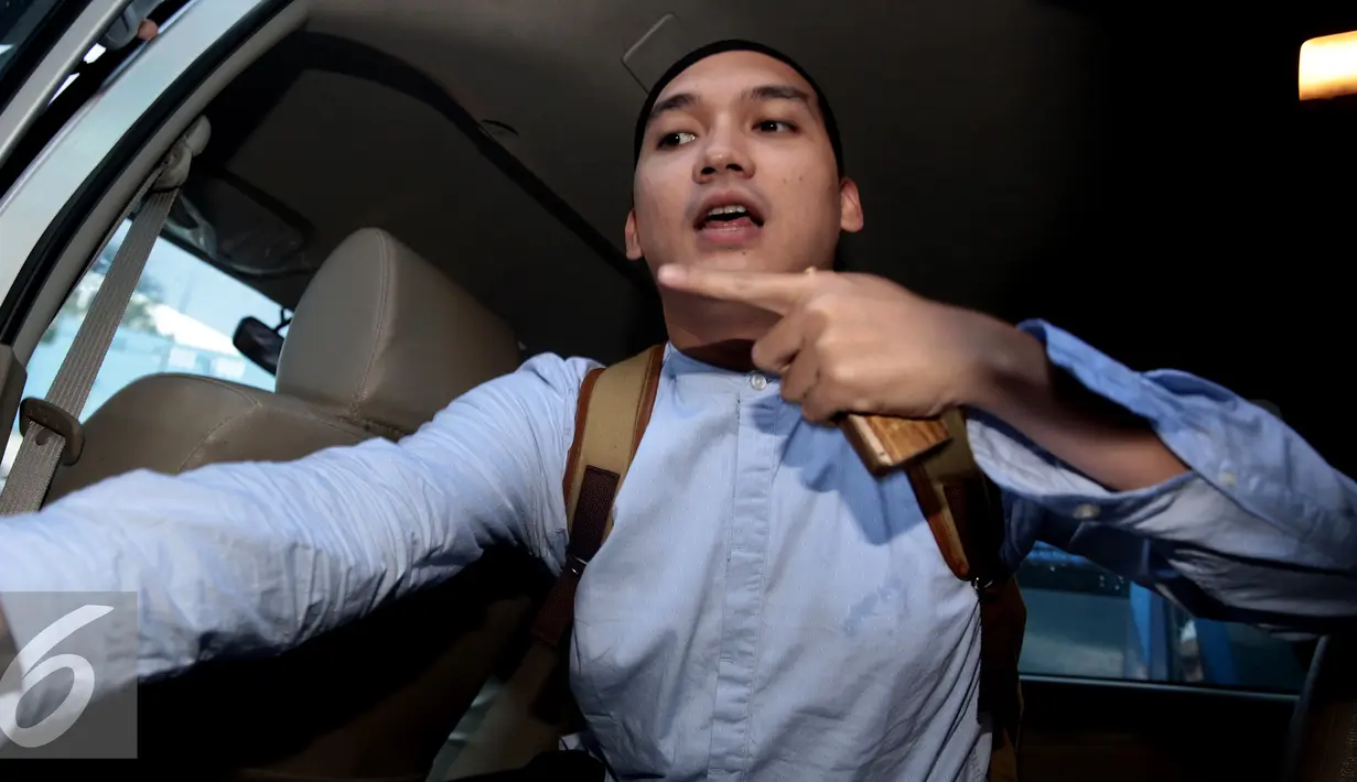 Egi John berada di dalam mobil usai mengisi acara di kawasan Kapten Tendean, Jakarta, Kamis (15/9). Egi John mengaku tidak menyesal mengungkapkan kebenaran soal Marshanda. (Liputan6.com/Herman Zakharia)