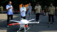Pemkot Surabaya pakai drone untuk semprotkan disinfektan di Surabaya, Jawa Timur pada Senin 23 Maret 2020. (Foto: Liputan6.com/Dian Kurniawan)