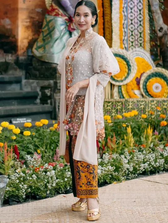 Happy Salma tidak jarang membagikan momennya beraktivitas sehari-hari dalam balutan kebaya. Kali ini ia menghadirkan padu padan berkebaya yang lebih modern, dengan atasan semi transparan berbordir floral yang cantik, dipadu kain kain kuning yang serasi. [Foto: Instagram/happysalma]