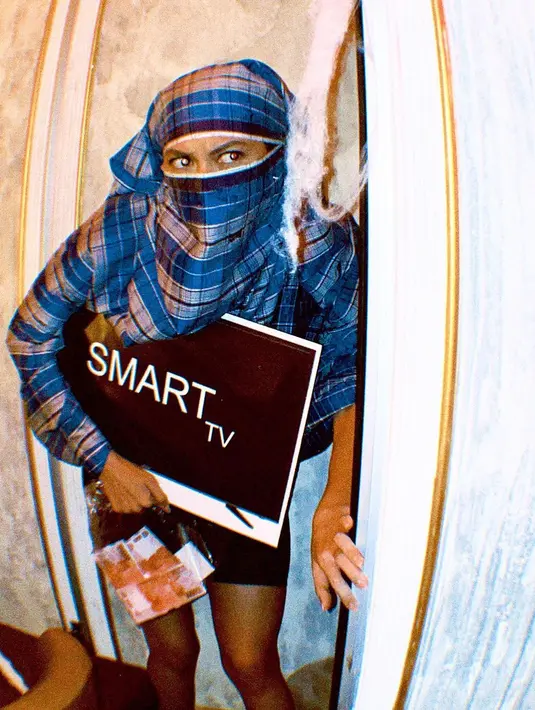 Gaya diluar nalar Yuki Kato, cosplay ala maling saat rayakan halloween.