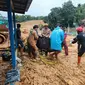 Tim Gabungan mengevakuasi korban meninggal dunia longsor Natuna. Cuaca hujan masih menjadi kendala proses pencarian korban yang masih tertimbun longsor. (Liputan6.com/ BPBD Kepri)