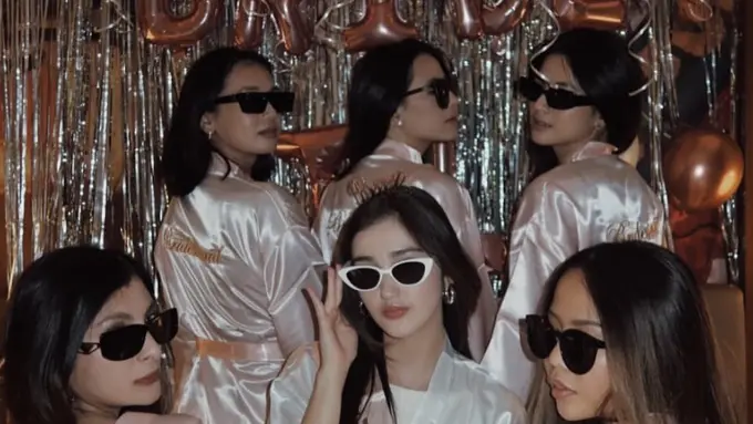 Para sahabat berikana kejutan bridal shower jelang pernikahan Ranty Maria. [@rantymaria]