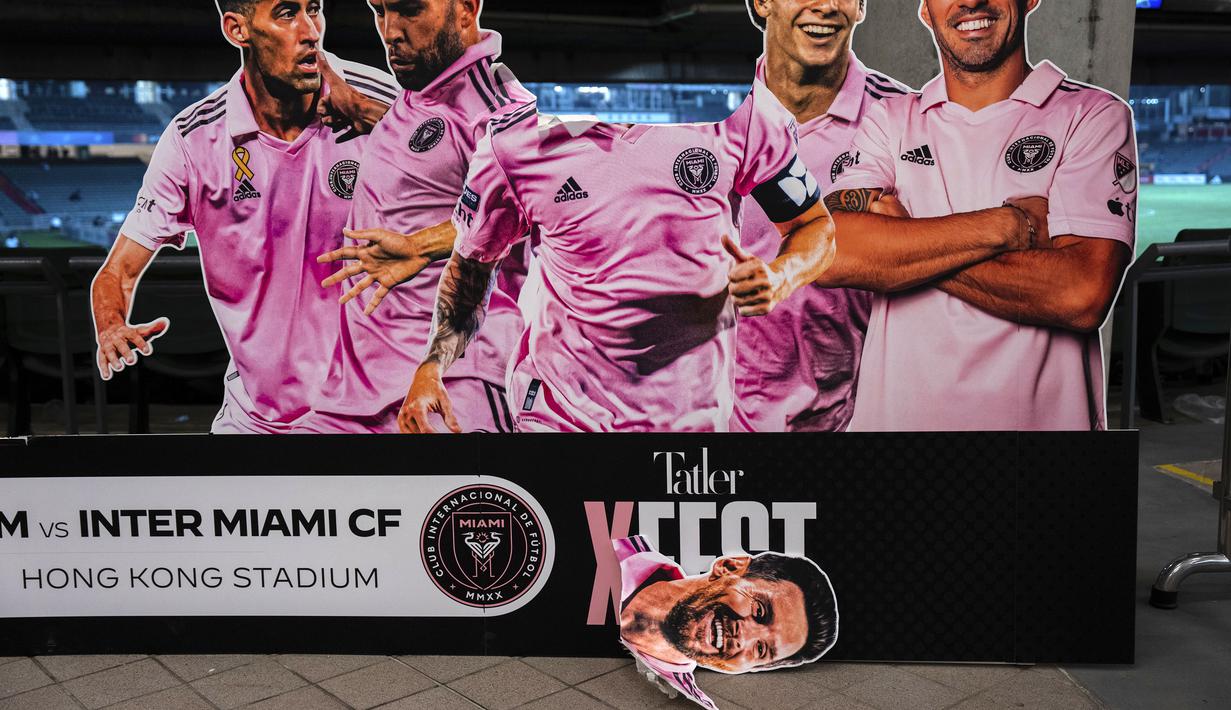 Model kertas pemain Inter Miami, Lionel Messi (tengah) rusak saat pertandingan persahabatan antara Tim Hong Kong All Stars melawan Inter Miami di Stadion Hong Kong, Hong Kong, Minggu, 4 Februari 2024 waktu setempat. Hal itu akibat luapan kekecewaan fans Hong Kong karena Lionel Messi tak dimainkan. (AP Photo/Louise Delmotte)