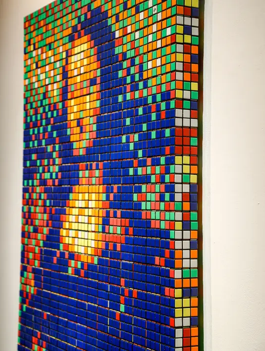Seni jalanan berjudul Rubik Mona Lisa dipajang di rumah lelang Artcurial, Paris, Prancis, Senin (3/2/2020). Rubik Mona Lisa ditaksir akan terjual hingga 150.000 euro atau setara Rp 2.270.055.750. (FRANCOIS GUILLOT/AFP)