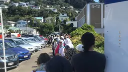 Orang-orang membentuk rantai manusia untuk melindungi jemaah salat Jumat di Hagley Park luar masjid Al-Noor, di Christchurch, Selandia Baru, Jumat (22/3). Ibadah itu digelar sepekan selepas penembakan brutal di kota Christchurch. (Sue Teodoro via REUTERS)