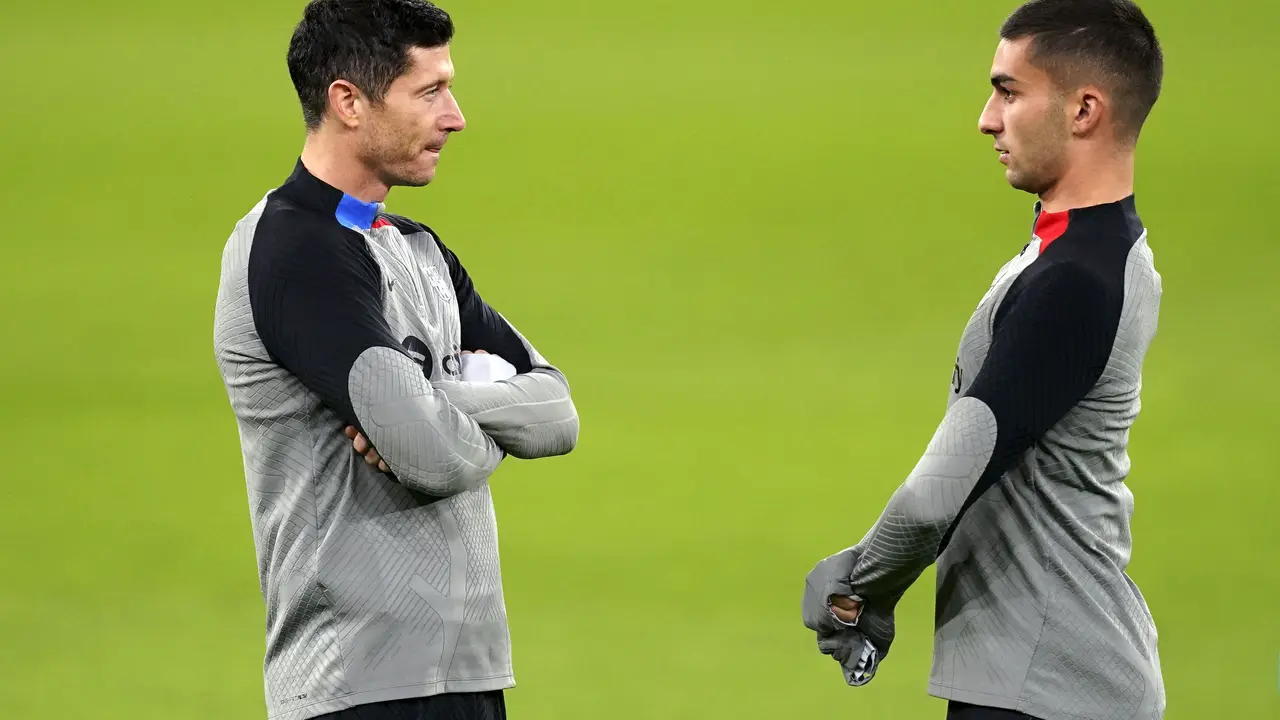 Jelang Hadapi Manchester United, Pemain Barcelona Jajal Rumput Old Trafford