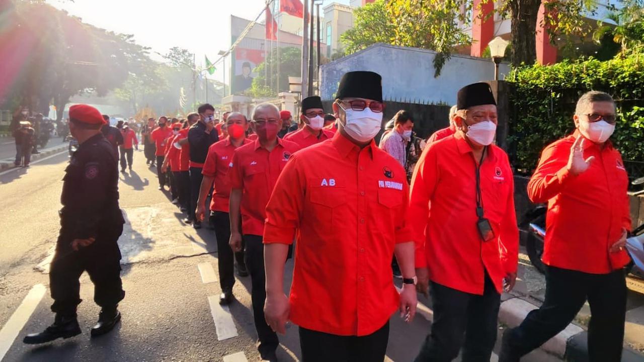 Partai Demokrasi Indonesia Perjuangan (PDIP) bertolak menuju Kantor Komisi Pemilihan Umum atau KPU.