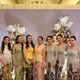 Istri Al Ghazali itu tampak menghadiri acara pernikahan sahabatnya meski baru dua minggu melahirkan buah hati pertamanya, Baby Soleil. [@alyssa.daguise].