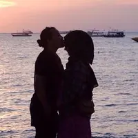 Kabar bahagia datang dari salah satu personel band Kotak, Cella. Pasalnya, sang istri baru saja melahirkan seorang bayi berjenis kelamin laki-laki. Kabar bahagia itu dibagikan melalui akun instagramnya Cella. (Instagram/cellanadalam)