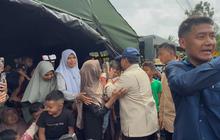 Prabowo Cium Kening Anak Kecil dan Dicurhati Ibu-Ibu Pengungsi Korban Banjir Aceh: Rumah Saya Sudah Diambil Sungai Pak
