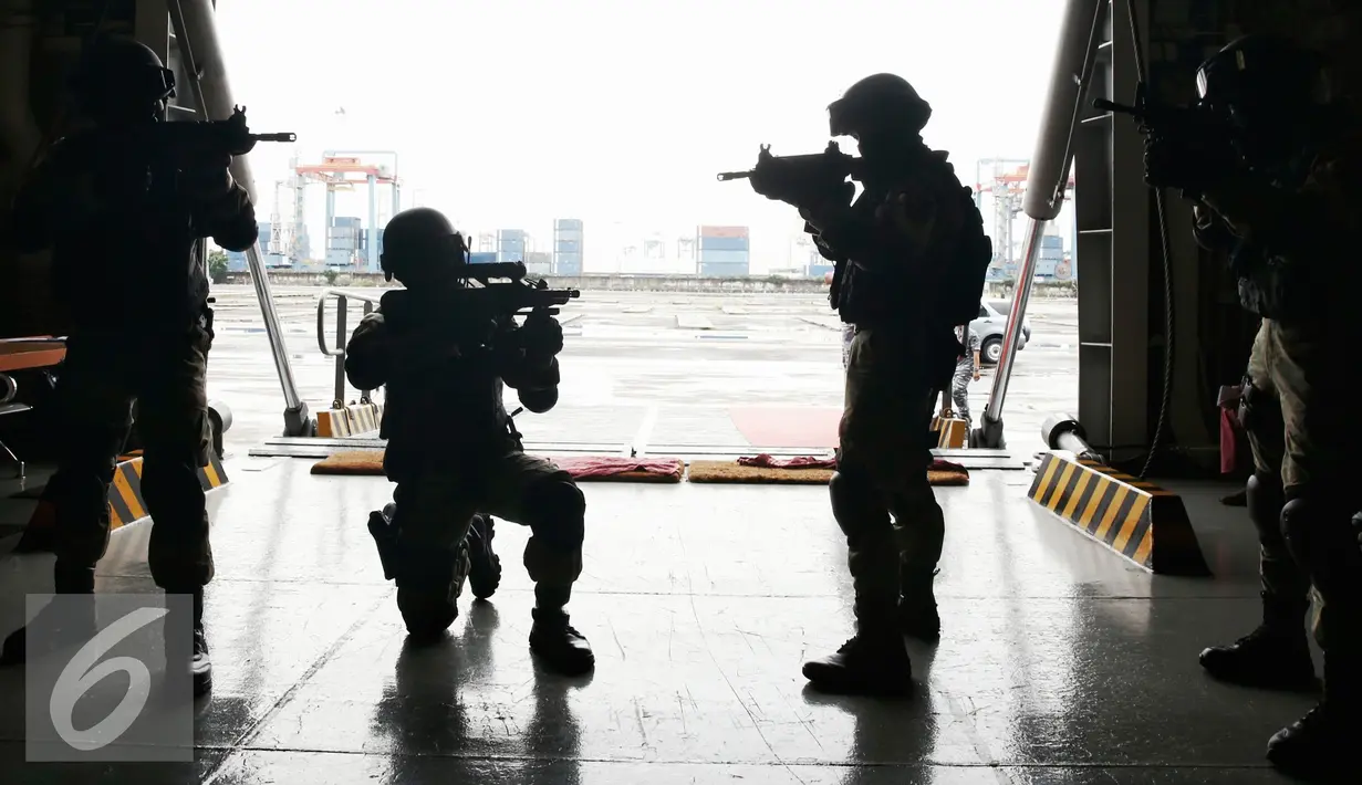 Pasukan Kopaska usai mengikuti upacara Pelepasan Satgas Pam OKI-2016 di KRI Banda Aceh, Jakarta, Rabu (2/3/2016). dan 67 personil dari Satuan Tugas Pengamanan (Satgaspam) VVIP siap mengamankan jalannya konferensi. (Liputan6.com/Faizal Fanani)