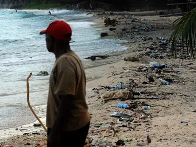 Warga melihat kondisi pantai Pasir Putih, Manokwari, Papua Barat yang dipenuhi sampah, Senin (15/8/2016). Kondisi ini bisa mengurangi daya tarik wisatawan lokal maupun mancanegara menikmati keindahan alam Papua Barat. (Liputan6.com/Helmi Fithriansyah)
