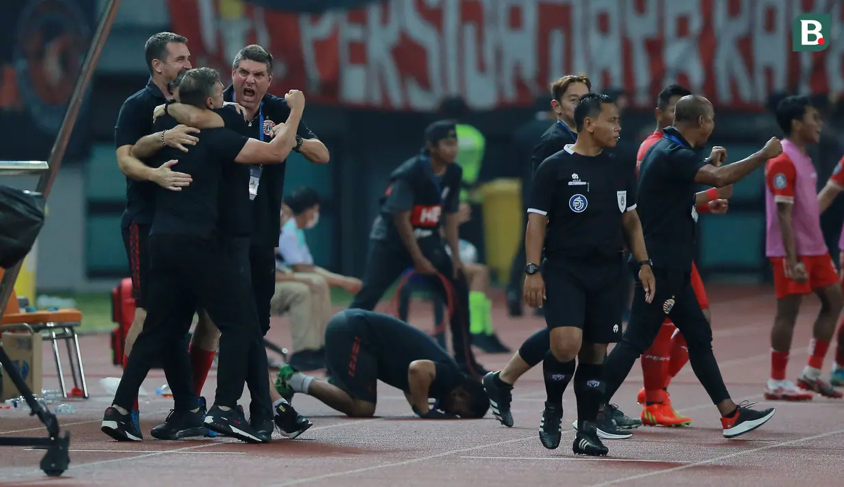 Pelatih Persija Jakarta, Thomas Doll dan tim ofisial merayakan gol yang dicetak Abdulla Yusuf Helal ke gawang Persita Tangerang dalam laga pekan ke-6 BRI Liga 1 2022/2023 antara Persija Jakarta melawan Persita Tangerang di Stadion Patriot Candrabhaga, Bekasi, Rabu (24/8/2022) malam WIB. (Bola.com/M Iqbal Ichsan)