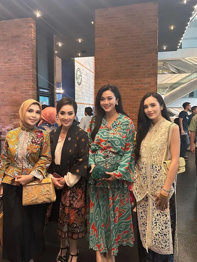 6 Gaya Anggun Beby Tsabina Padukan Batik dan Tas Rp 60 Juta saat Hadiri Acara Tutur Batik Bareng Para Ibu Pejabat