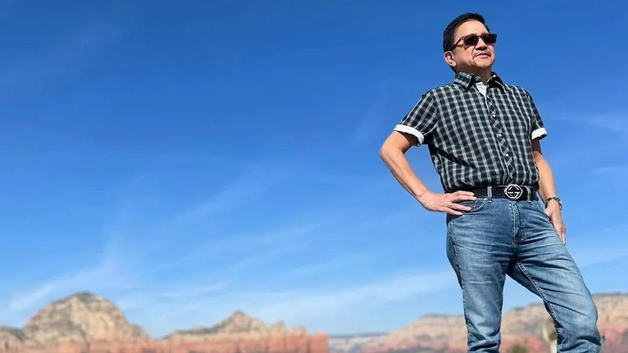 Selain itu, eks Ketua Komite Tetap Eropa ini juga berbagi momen saat menghabiskan waktu di Arizona, Amerika Serikat. Lagi-lagi, sosoknya tampil gagah dengan busana kasual berupa celana jeans dan kemeja.