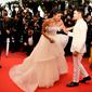 Priyanka Chopra dan Nick Jonas di karpet merah Cannes Film Festival 2019. (CHRISTOPHE SIMON / AFP)
