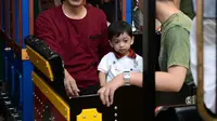 Libur Paskah, Jokowi Ajak Jan Ethes Main Kereta-keretaan
