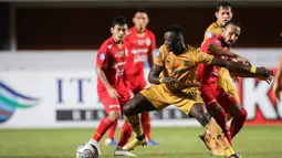 Bhayangkara berusaha mengambil alih permainan dan kemudian memberi ancaman di menit ke-25 lewat Ezechiel N’Douassel. (Bola.com/Bagaskara Lazuardi)