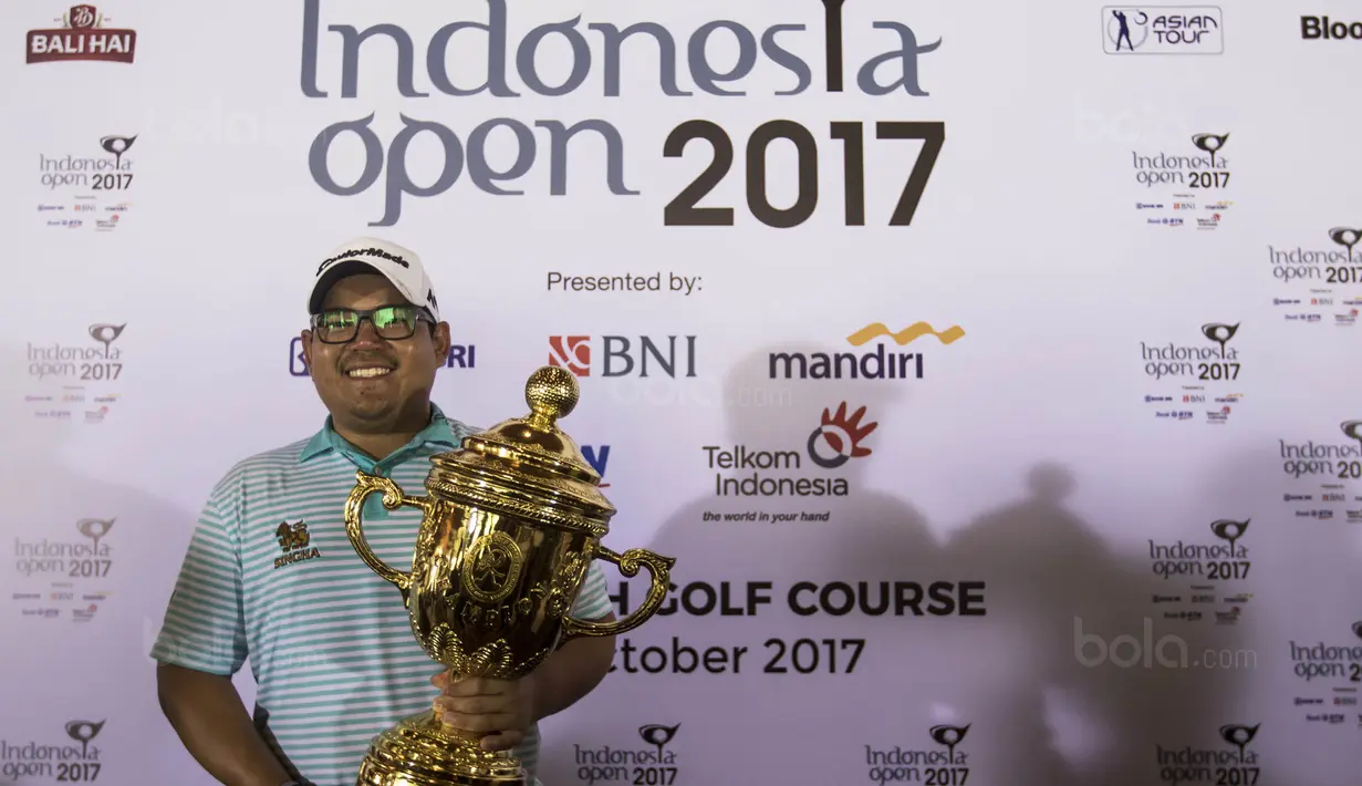 Pegolf Thailand, Panuphol Pittayarat, menjadi juara Golf Indonesia Open di Lapangan Golf Pondok Indah, Jakarta, Minggu (29/10/2017). Dirinya mengumpulkan 265 pukulan atau 23 di bawah par selama empat hari. (Bola.com/Vitalis Yogi Trisna)