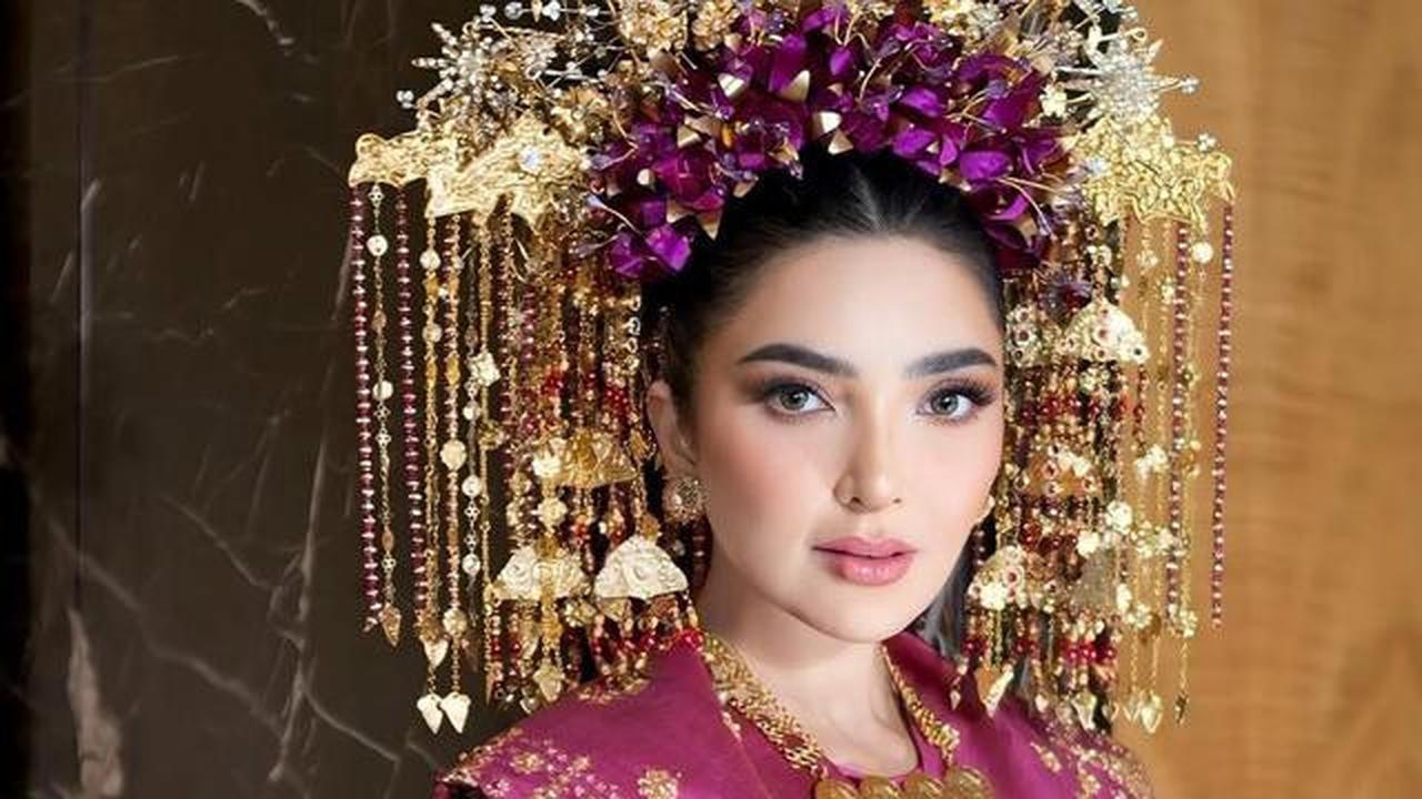 9 Potret Ashanty Pakai Baju Adat Palembang dengan Detail Mewah, Auranya Elegan