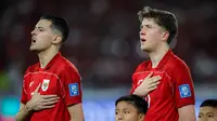 Justin Hubner dan Ole Romeny dalam pertandingan Timnas Indonesia melawan Bahrain di SUGBK, Jakarta, Selasa (25/3/2025). (Bola.com/Bagaskara Lazuardi)