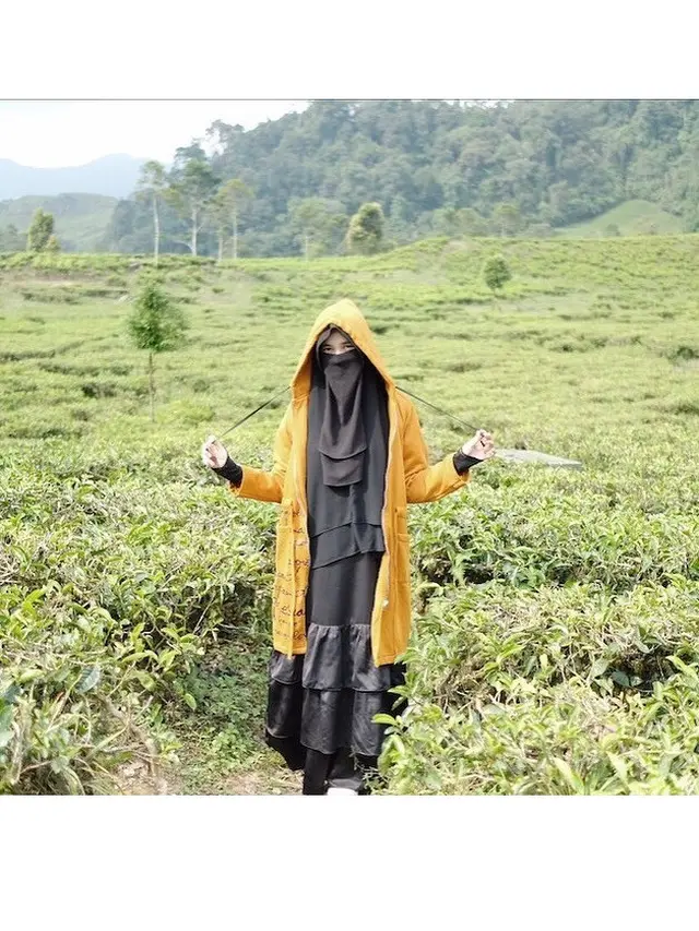 Jarang Terekspos, Ini 6 Pesona Kulsum Istri Ihsan Maulana