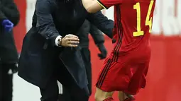 Penyerang Belgia, Dries Mertens berselebrasi dengan pelatihnya Roberto Martinez  usai mencetak gol ke gawang Inggris pada pertandingan UEFA Nations League di stadion King Power di Leuven, Belgia, Minggu (15/11/2020). Belgia menang atas Inggris 2-0. (AP Photo/Francisco Seco)