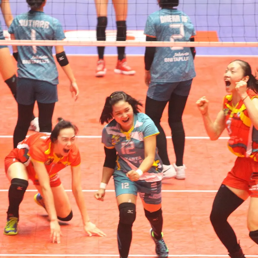 Tiga pemain Jakarta Elektrik PLN Liu Mengya, Chika Swinerlin, dan Pu Rou (kiri ke kanan) merayakan kemenangan atas Jakarta BNI Taplus pada seri ketiga putaran pertama Proliga 2018 di GOR Tri Dharma, Gresik, Sabtu (3/2/2019). (Humas PBVSI)