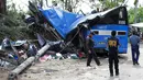 Kecelakaan bus terjadi di Tanay, Filipina, Senin (20/2). Empat belas orang tewas yang terdiri dari 13 pelajar dan seorang lagi adalah sopir bus tersebut. (AP Photo / Aaron Favila)