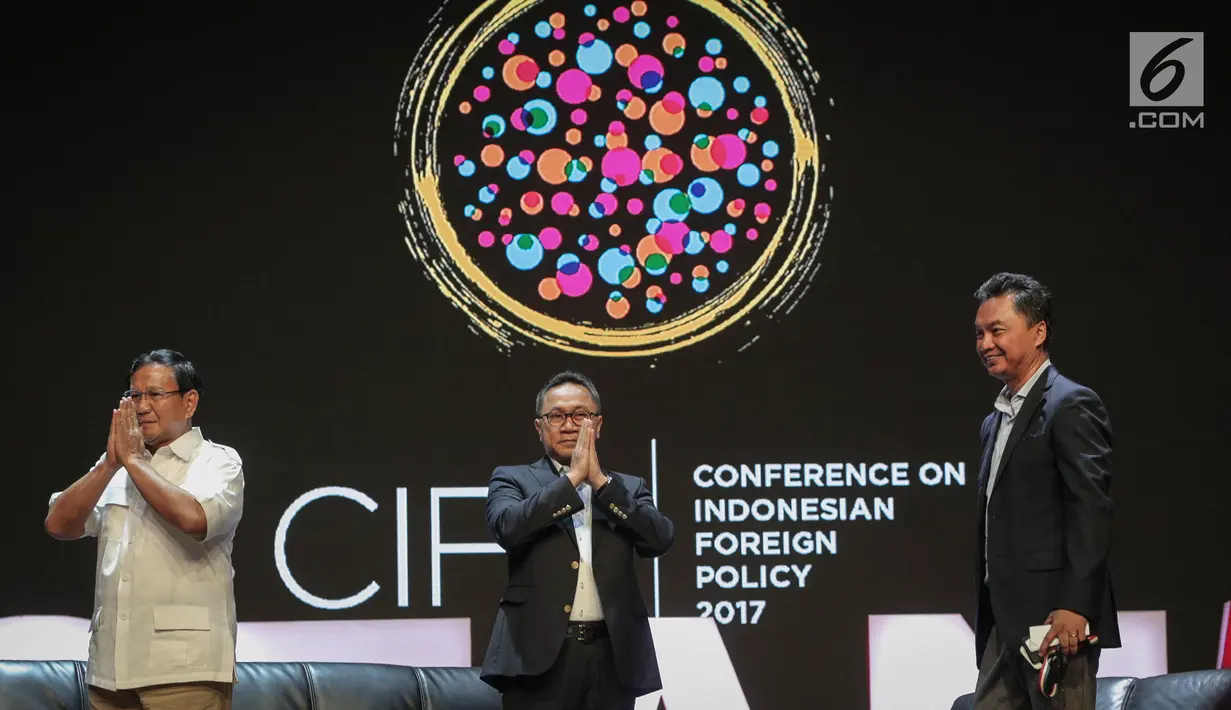 Ketum Partai Gerindra Prabowo Subianto (kiri), Ketua MPR Zulkifli Hasan (tengah) dan Pendiri FPCI, Dino Patti Djalal saat hadir dalam Conference on Indonesia Foreign Policy 2017 di Jakarta, Sabtu (21/10). (Liputan6.com/Faizal Fanani)