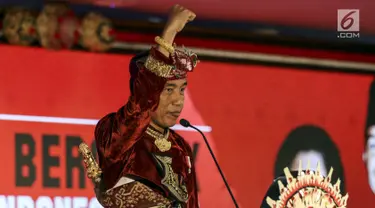 Presiden Joko Widodo mengenakan baju adat Bali memberikan sambutan saat menghadiri Kongres V PDIP di Grand Inna Beach, Sanur, Bali, Kamis (8/8/2019). Kongres V PDIP berlangsung selama tiga hari sejak 8 hingga 10 Agustus mendatang. (Liputan6.com/Johan Tallo)