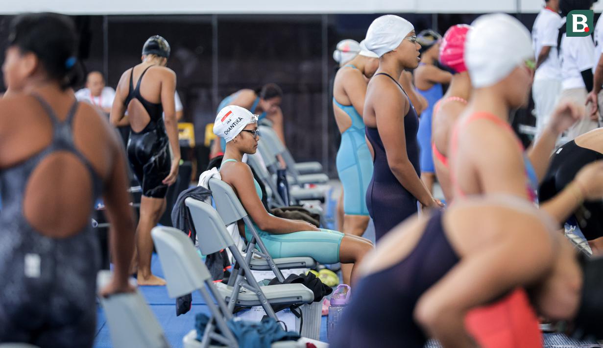 Perenang Indonesia, Adelia Chantika duduk menunggu sebelum berkompetisi dalam nomor 200 meter Gaya Bebas Putri Indonesia Open Aquatic Championships 2025 di Stadion Akuatik Gelora Bung Karno, Senayan, Jakarta, Rabu (12/11/2025). (Bola.com/Bagaskara Lazuardi)
