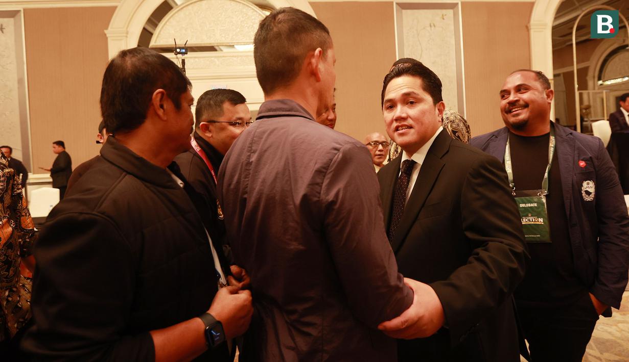 <p>Ketua PSSI, Erick Thohir, berbincang dengan mantan pemain Timnas Indonesia usai Kongres Luar Biasa (KLB) PSSI di Hotel Shangri-La, Jakarta Pusat, Kamis (16/2/2023). (Bola.com/M Iqbal Ichsan)</p>