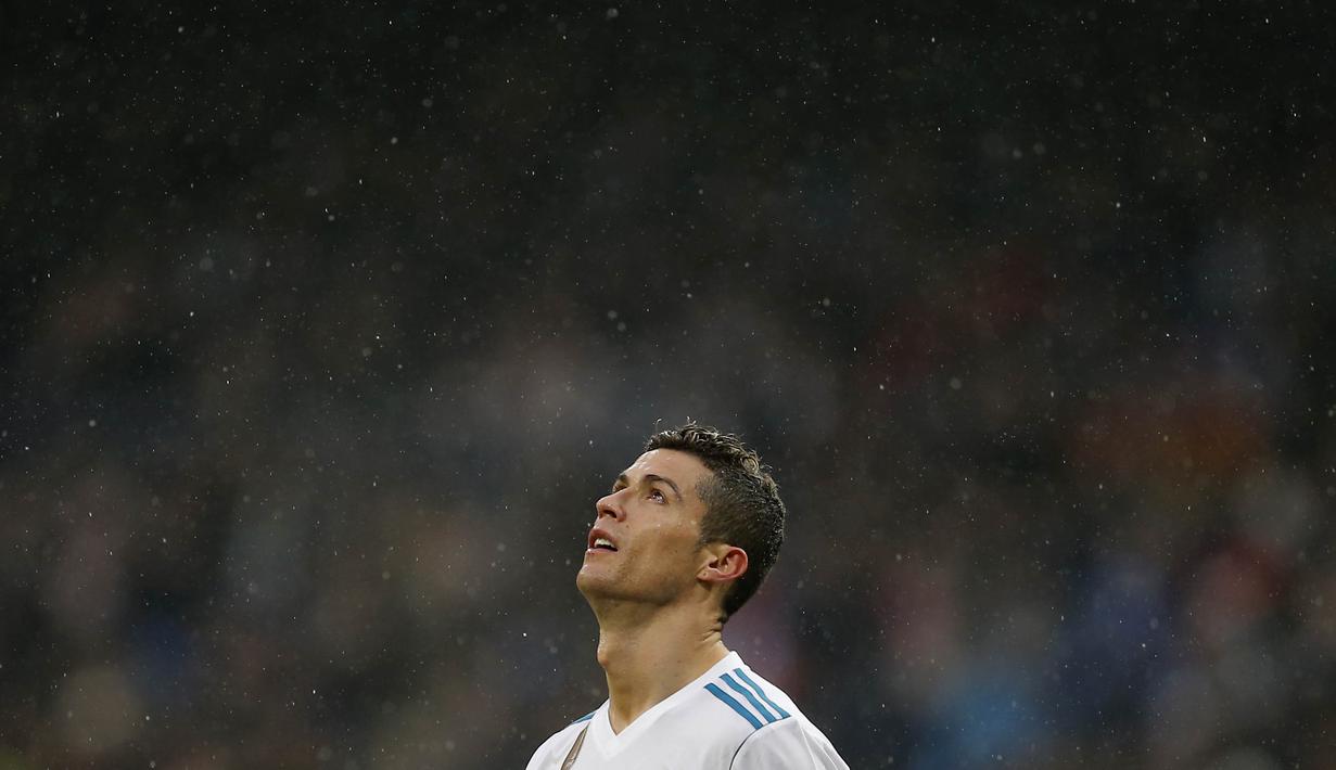 Striker Real Madrid, Cristiano Ronaldo, tampak lesu usai ditaklukkan Villarreal pada laga La Liga Spanyol di Stadion Santiago Bernabeu, Madrid, Sabtu (13/1/2018). Real Madrid kalah 0-1 dari Villarreal. (AP/Paul White)