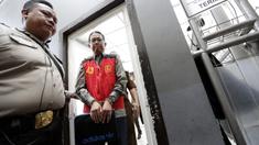 Mantan Plt Ketua Umum PSSI, Joko Driyono, dikawal petugas kepolisian menuju ruang sidang di PN Jakarta Selatan, Senin (6/5). Joko Driyono tersandung kasus perusakan barang bukti terkait pengaturan skor. (Bola.com/M Iqbal Ichsan)